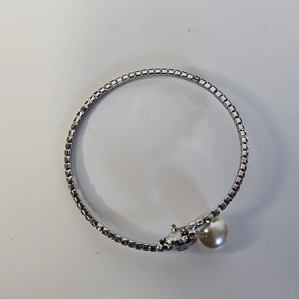 Flexible Crystal Star and Faux Pearl Bangle Bracelet